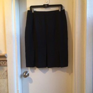 Loft Back Kick Pleat MIDI Skirt in Black
